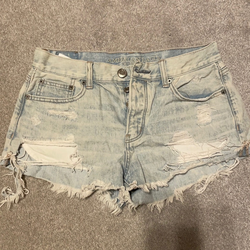 American Eagle women’s light wash  denim shorts